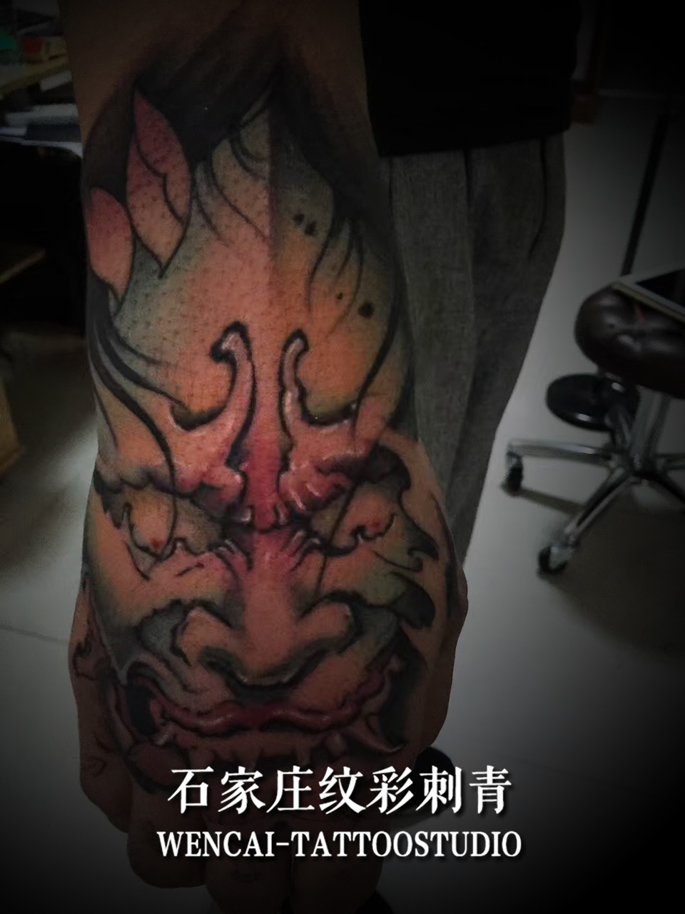 纹身爱好者李先生手背上的惊悚鬼脸纹身图案