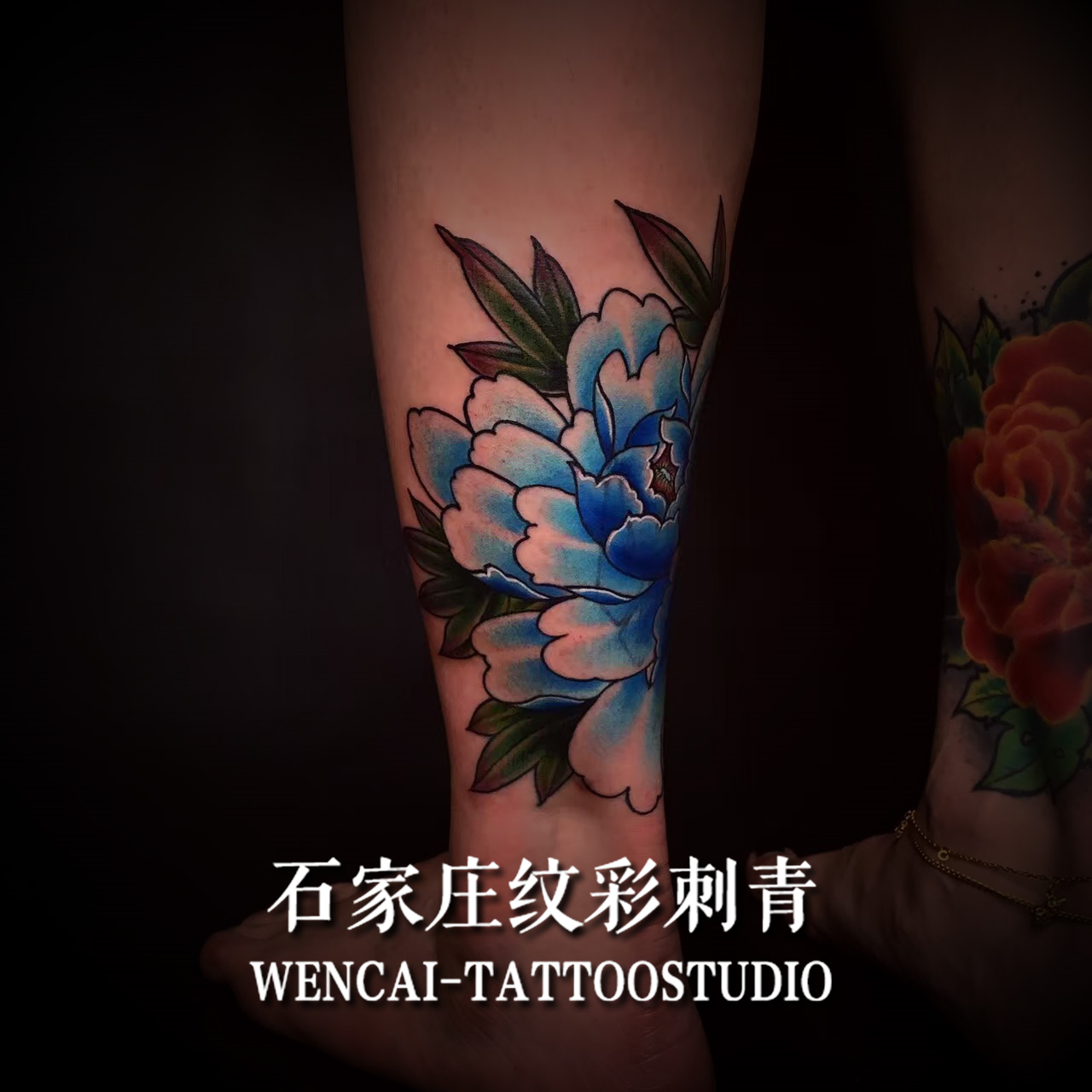 美术生吴同学脚踝处的双色牡丹纹身图案