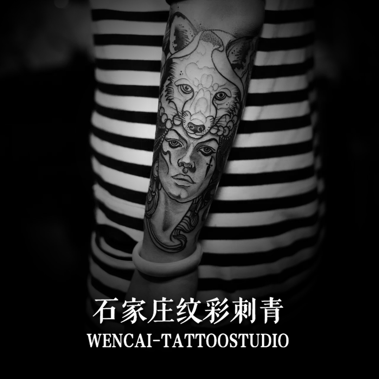 自由职业者顾小姐手臂处的人狼绘画纹身图案
