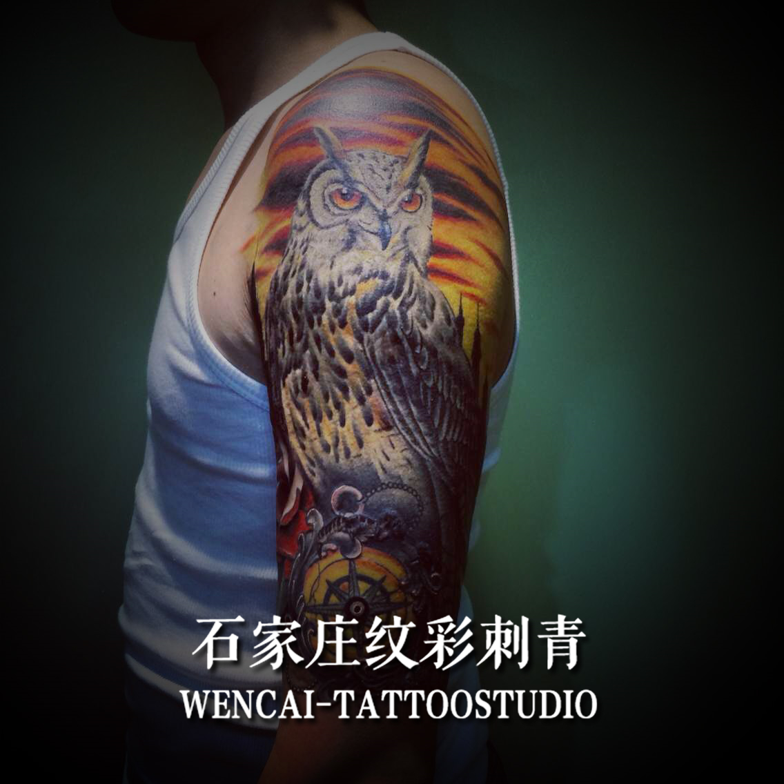律师事务所合伙人敖先生手臂处的高傲猫头鹰纹身图案