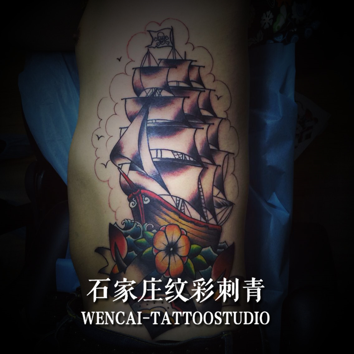 煤气公司职员赵先生侧腰处的前行帆船纹身图案