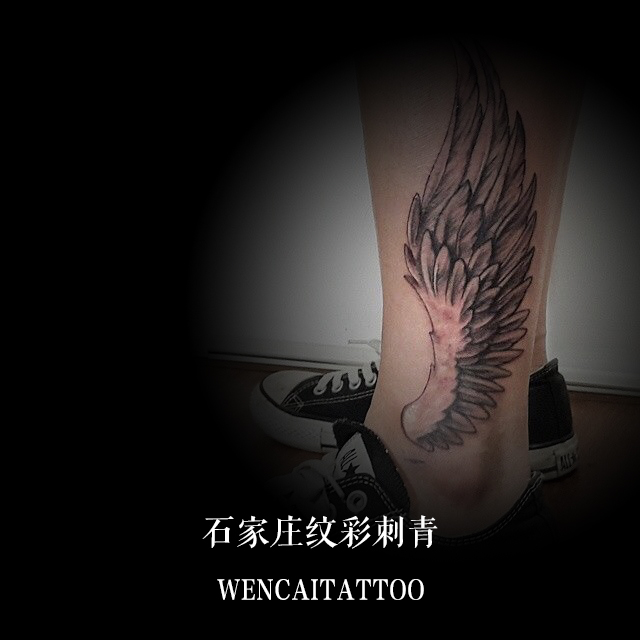 时尚的赖先生小腿翅膀纹身